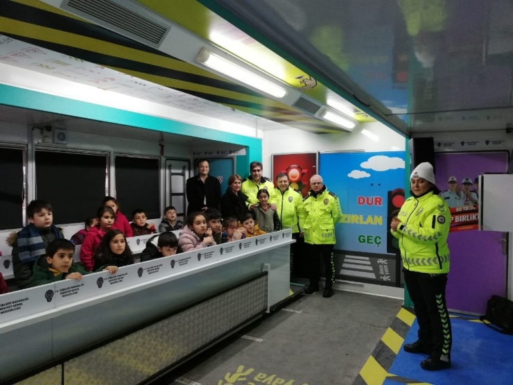 Polisler Velilerin Hataları İçin Çocukları Tembihledi