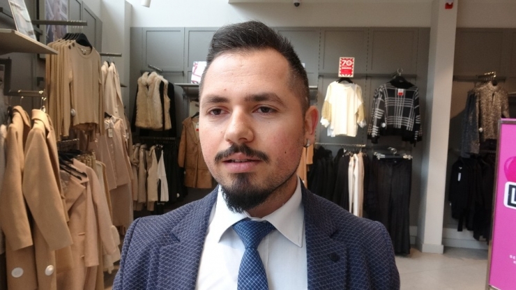 Soğukta Üşüyen Köpek Mağazanın Sıcak Kliması Altında Uyuya Kaldı