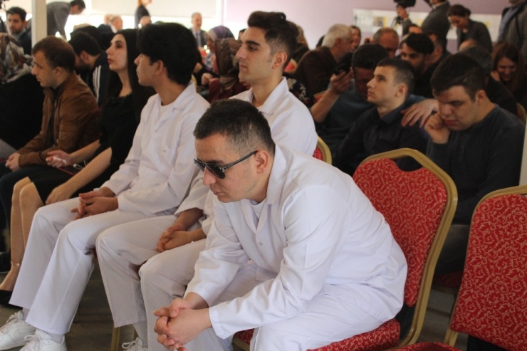 Görme Engellilerin Mezuniyet Mutluluğu