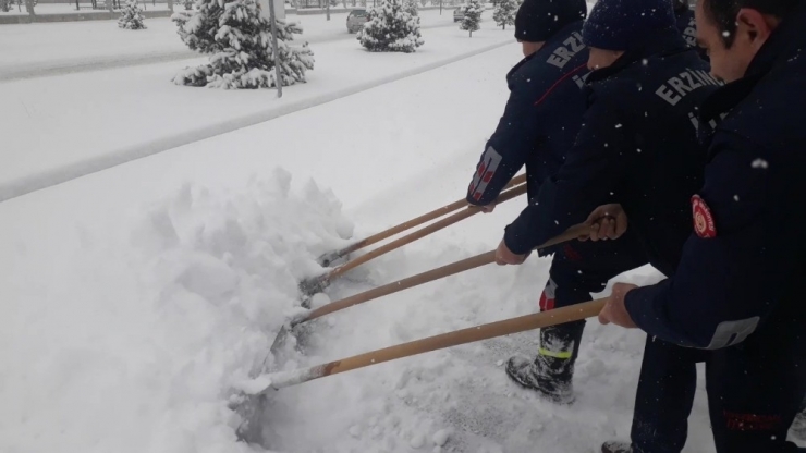 İtfaiye Erlerinin Karla Mücadelesi