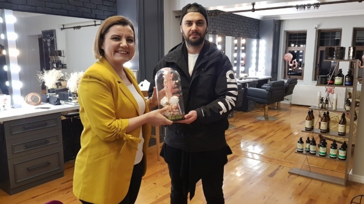 Başkan Hürriyet’ten Yardımsever Gençlere Destek