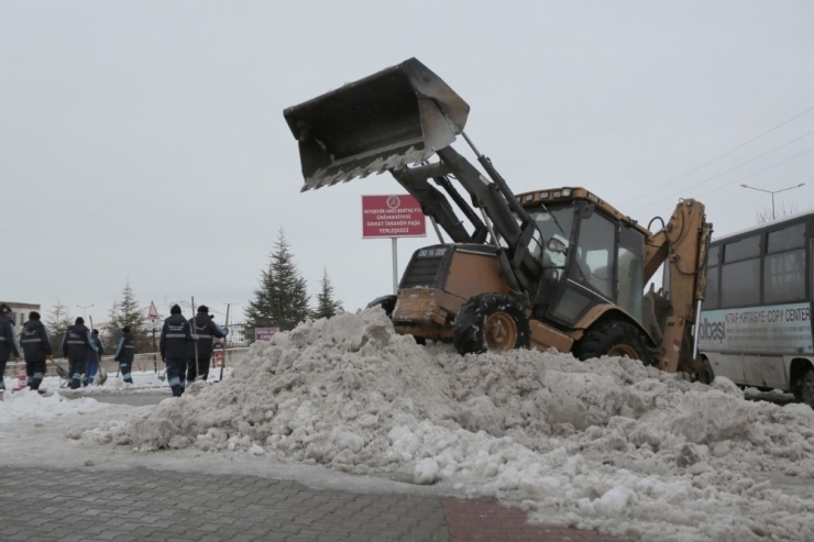 Karla Mücadele Ekipleri Yoğun Mesai Harcıyor