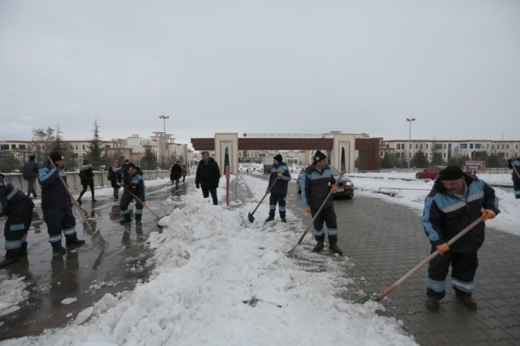 Karla Mücadele Ekipleri Yoğun Mesai Harcıyor