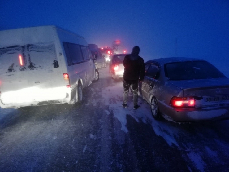 Van Yolunda Yüzlerce Araç Mahsur Kaldı