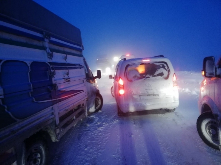 Van Yolunda Yüzlerce Araç Mahsur Kaldı