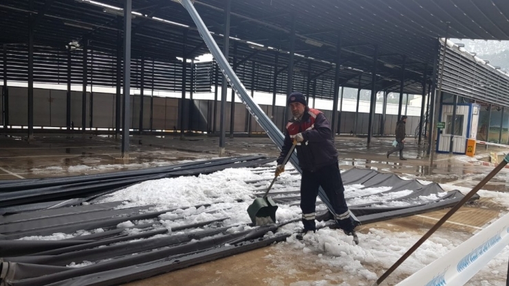 Kar Ağırlığını Kaldıramayan Pazar Yerinin Çatısı Çöktü
