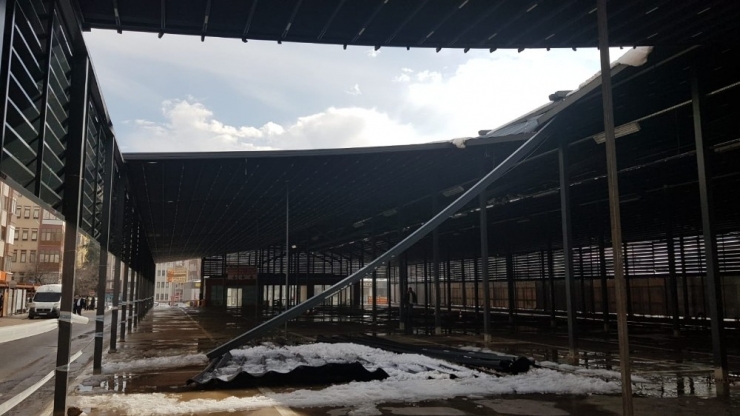 Kar Ağırlığını Kaldıramayan Pazar Yerinin Çatısı Çöktü