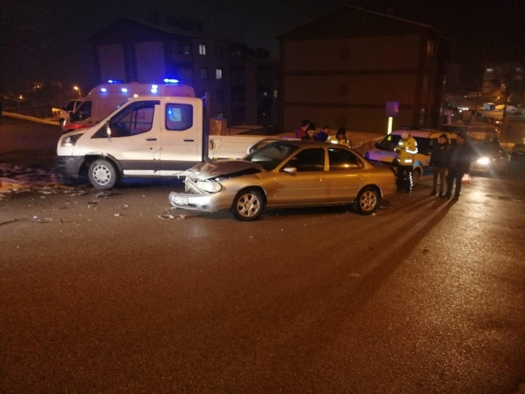 Otomobil İle Kamyonet Çarpıştı 4 Yaralı