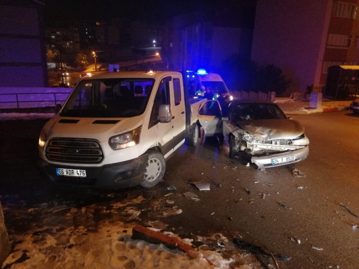 Otomobil İle Kamyonet Çarpıştı 4 Yaralı