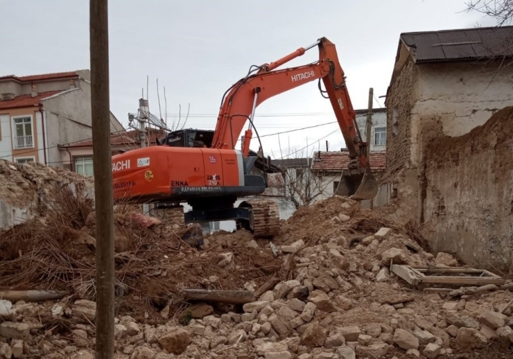 Karaman’da Belediye Mekruh Binaları Yıkıyor