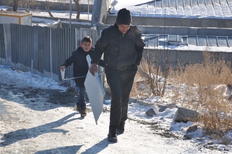 Kızakları Yoktu, Sacın Üzerine Oturarak Kaydılar