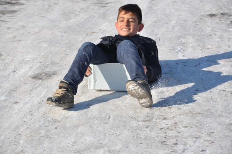 Kızakları Yoktu, Sacın Üzerine Oturarak Kaydılar