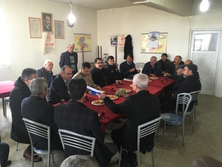 Kaymakam Özdemir, Sorun Dinledi