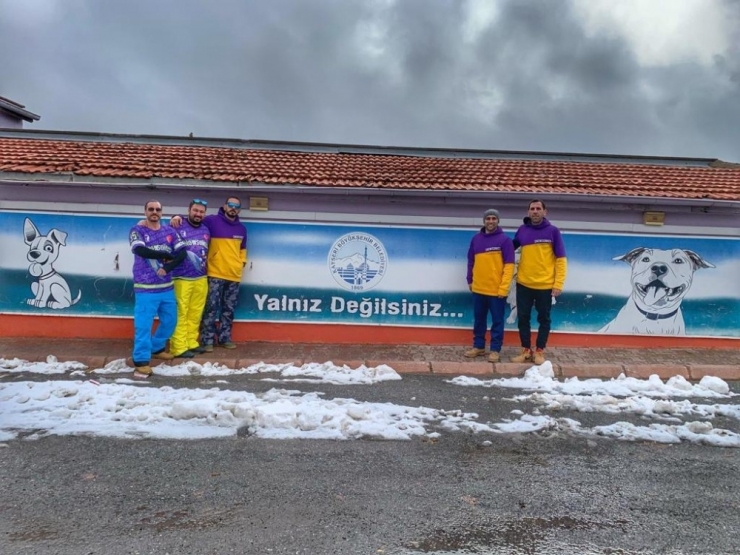Snowsonics Kulübü, Büyükşehir Belediyesi Köpek Barınağı’nı Ziyaret Etti
