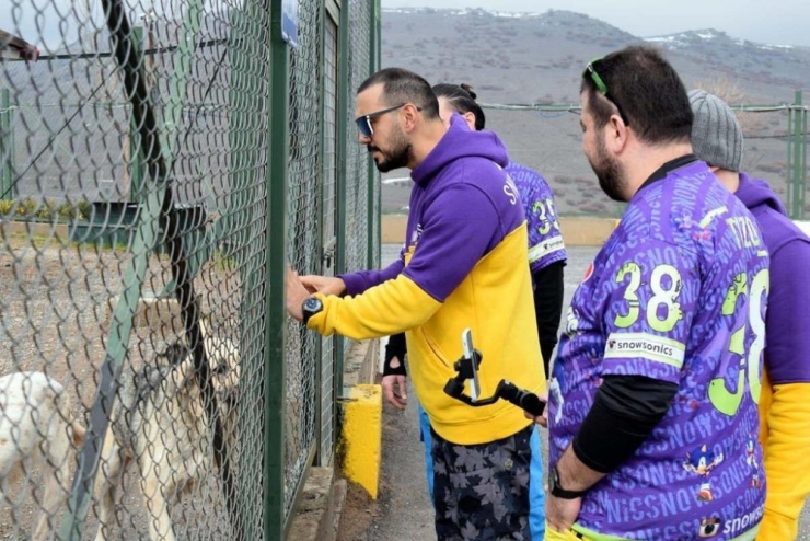 Snowsonics Kulübü, Büyükşehir Belediyesi Köpek Barınağı’nı Ziyaret Etti