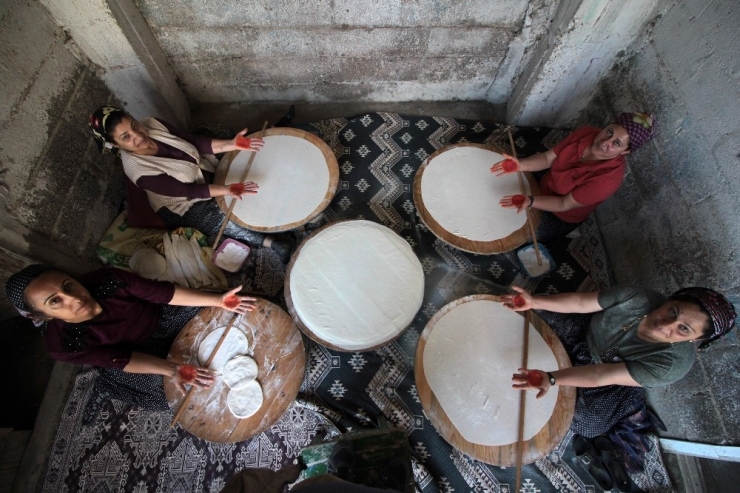 "Kınalı Eller" Üretiyor