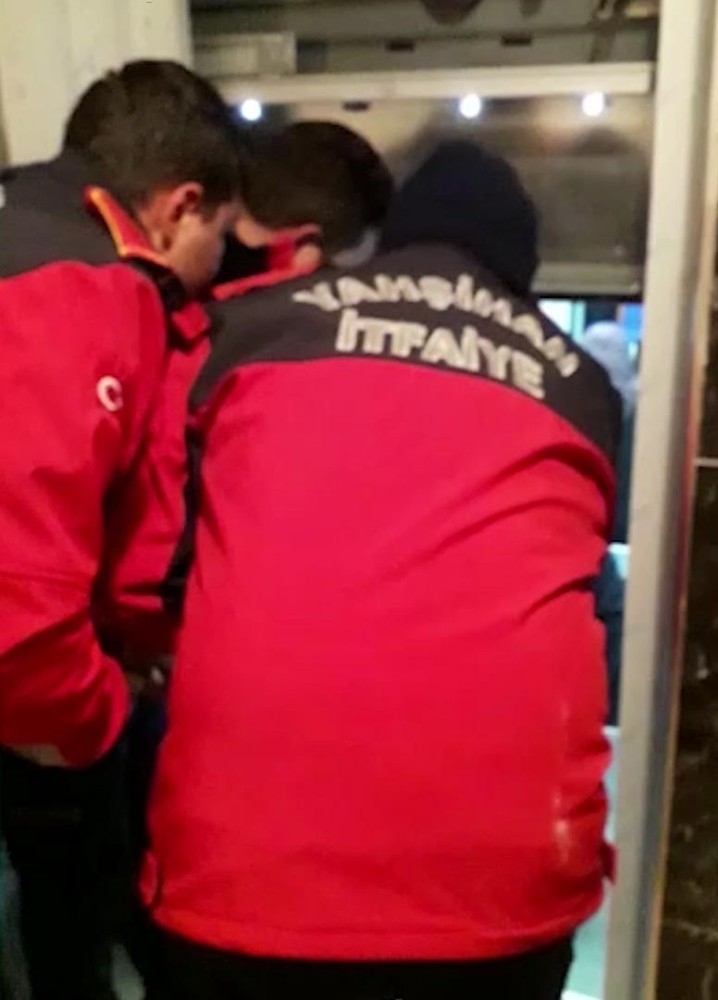 Asansörde Kalan Yaşlı Kadını İtfaiye Kurtardı