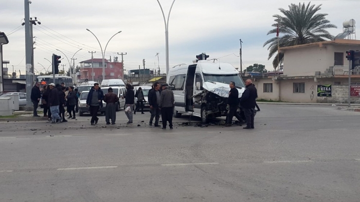 Otobüs Öğrenci Servisine Çarptı: 5 Öğrenci Yaralandı
