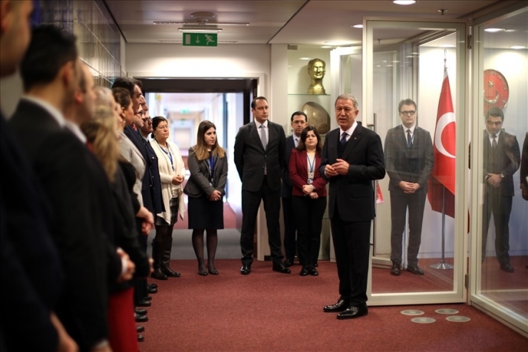 Bakan Akar’dan Brüksel’de Türk Askeri Temsil Heyeti Başkanlığına Ziyaret