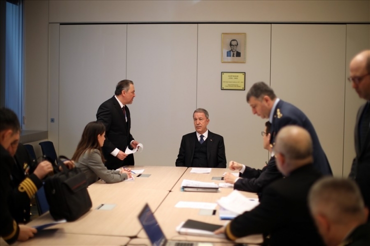 Bakan Akar’dan Brüksel’de Türk Askeri Temsil Heyeti Başkanlığına Ziyaret