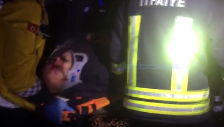 Araçta Sıkışan Sürücüyü İtfaiye Kurtardı