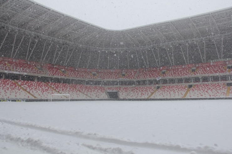 Kupa Maçının Oynanacağı Stadyumda 30 Cm Kar Var