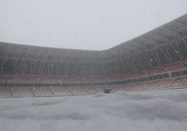 Kupa Maçının Oynanacağı Stadyumda 30 Cm Kar Var