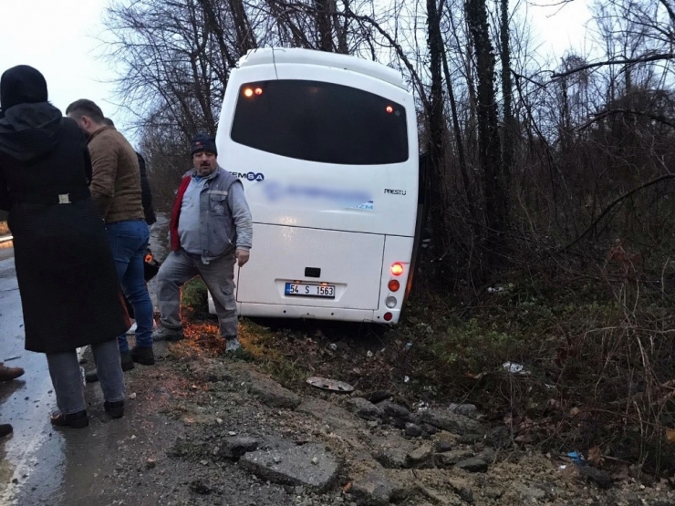 İşçilerin İçerisinde Bulunduğu Midibüs Kontrolden Çıkarak Ağaca Çarptı