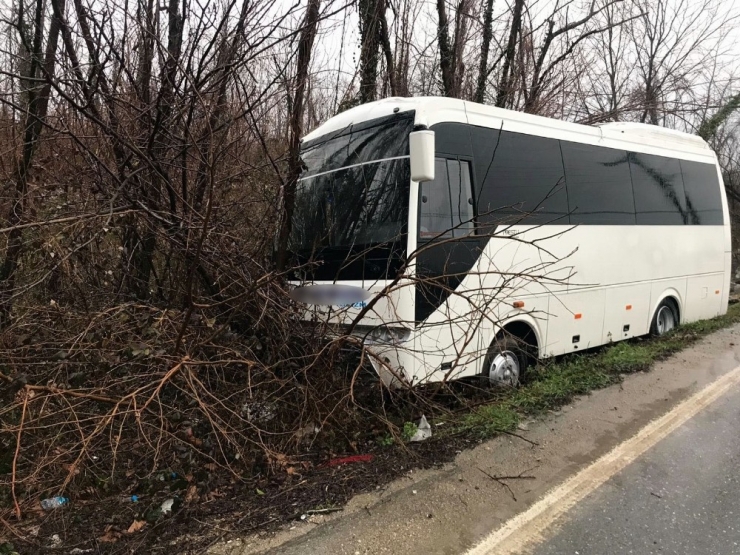 İşçilerin İçerisinde Bulunduğu Midibüs Kontrolden Çıkarak Ağaca Çarptı