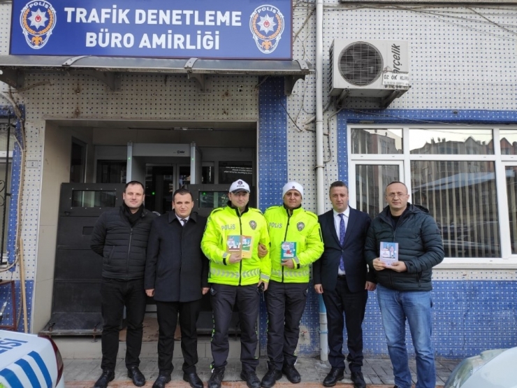 Trafik Kontrolünde Kitap Hediye Edildi