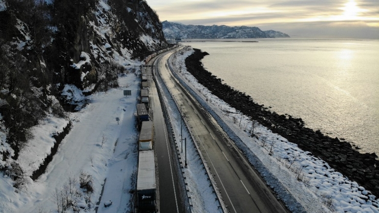 Gürcistan Yolunda Tır Sürücülerinin Kış Çilesi