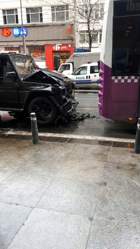 Şişli’de Kırmızı Işıkta Bekleyen Halk Otobüsüne Lüks Cip Çarptı