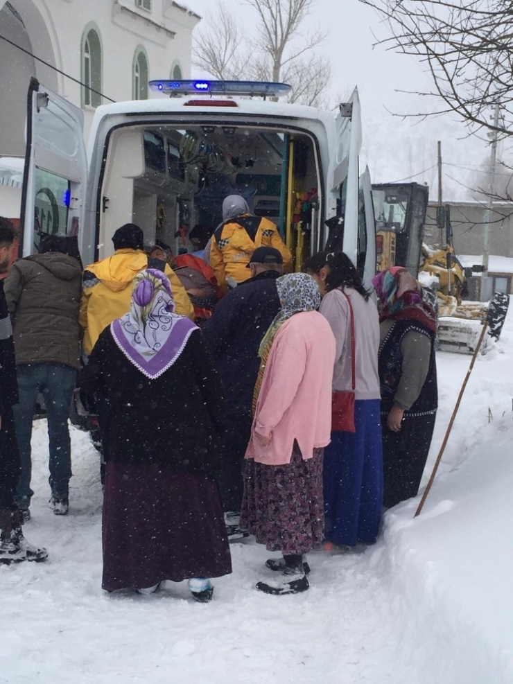 Köyde Mahsur Kalan Yaşlı Hasta Kurtarıldı