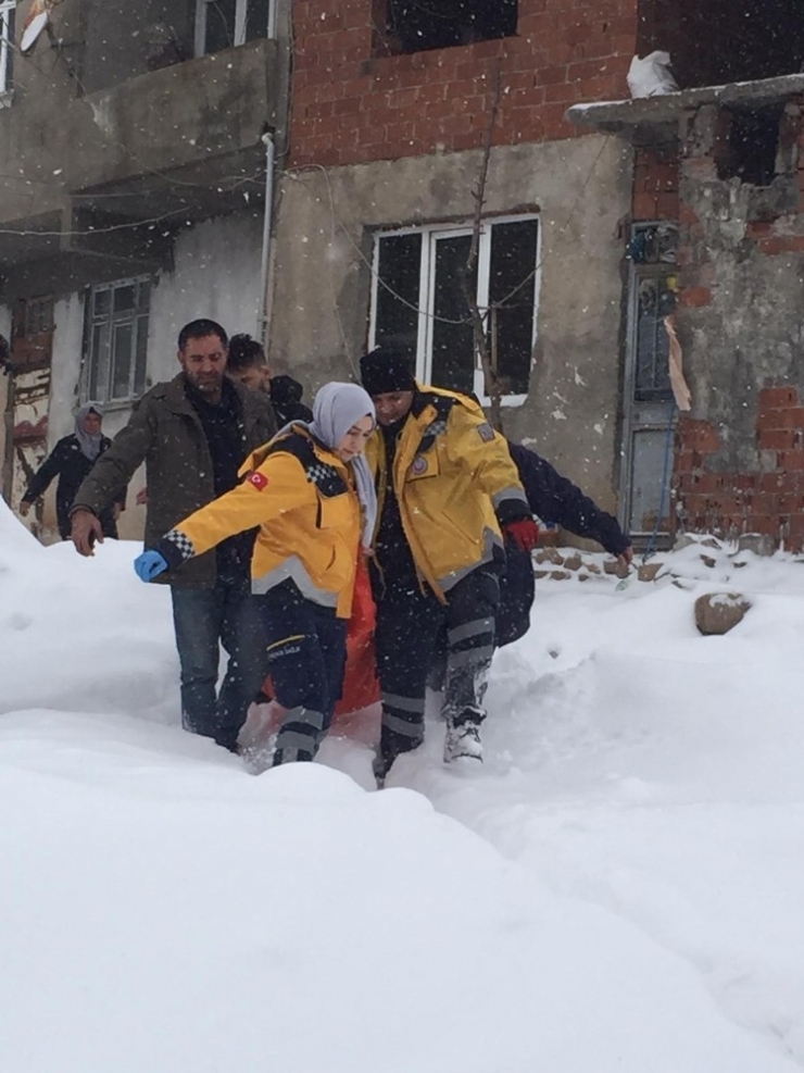Köyde Mahsur Kalan Yaşlı Hasta Kurtarıldı