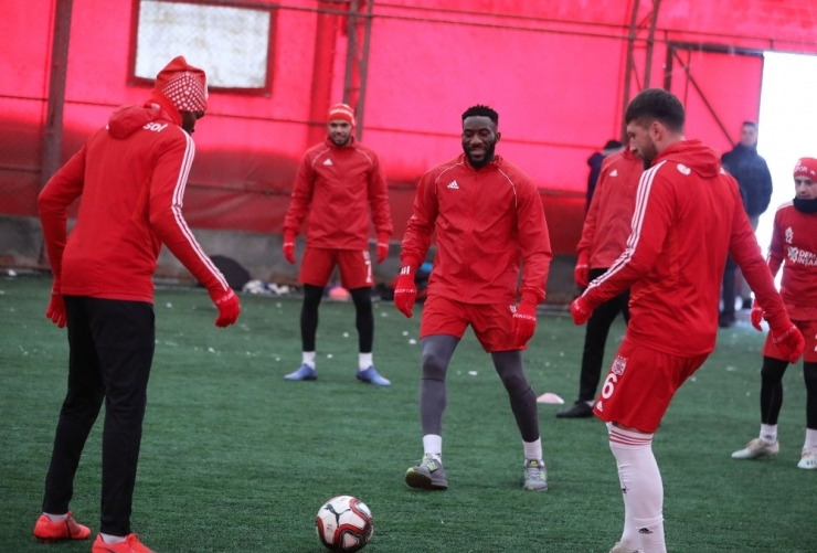 Sivasspor Kapalı Sahada Çalıştı