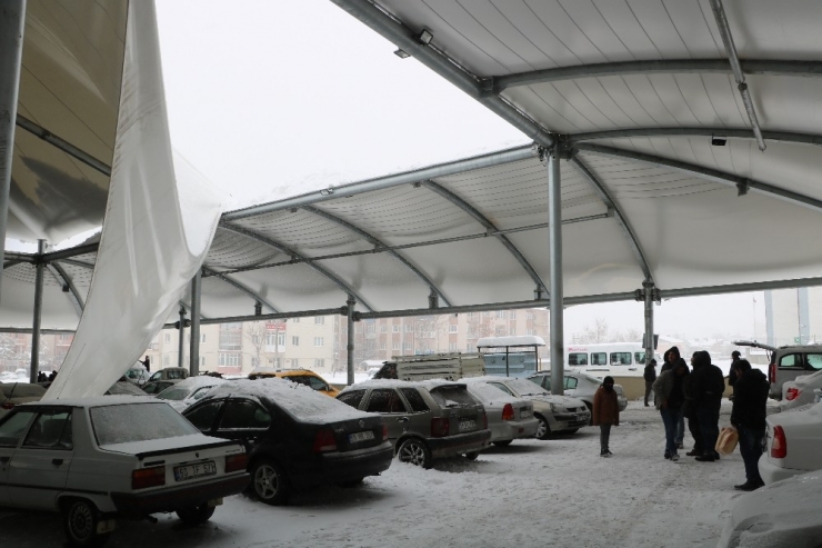 Pazar Yeri Çatısı Yağan Kara Dayanamadı