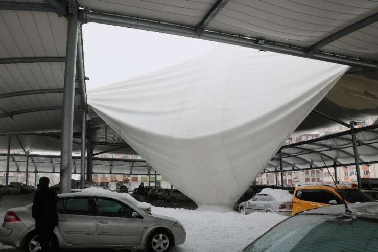 Pazar Yeri Çatısı Yağan Kara Dayanamadı