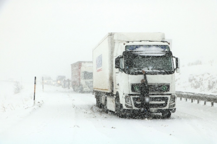 Sivas’ta Yoğun Tipi Sürücülere Zor Anlar Yaşattı