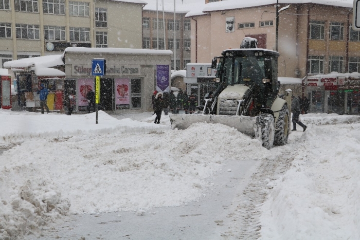 Sivas’ta Kent Merkezinde Kar Kalınlığı 35 Santimetreye Ulaştı
