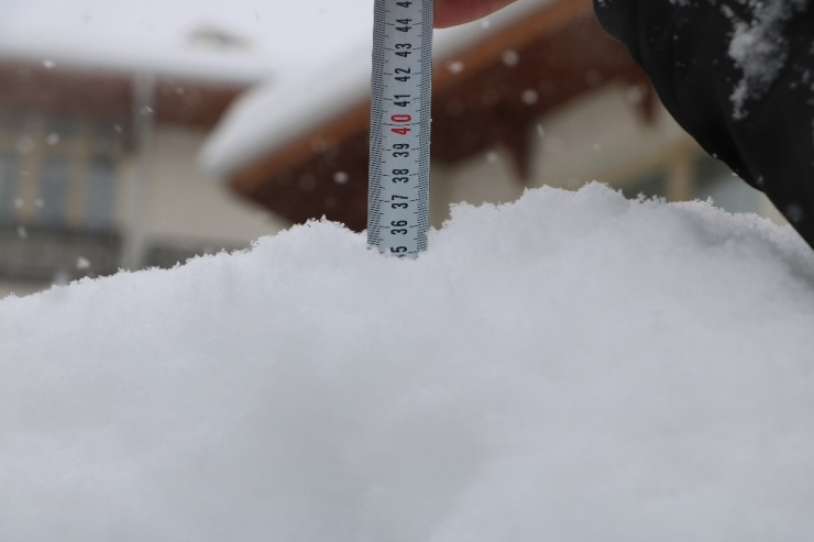 Sivas’ta Kent Merkezinde Kar Kalınlığı 35 Santimetreye Ulaştı