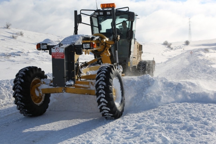 Sivas’ta Kar Esareti, Kürlü Mücadele Aralıksız Sürüyor