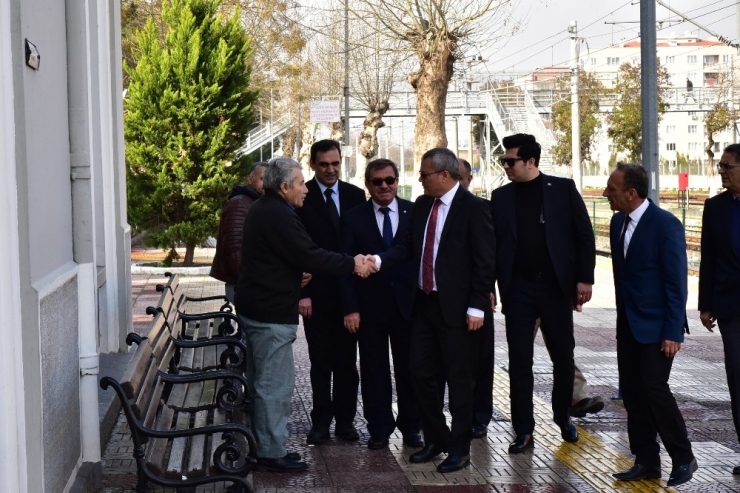 Tren Garında Valiyi Karşılarında Gören Vatandaşlar Şaşırdı