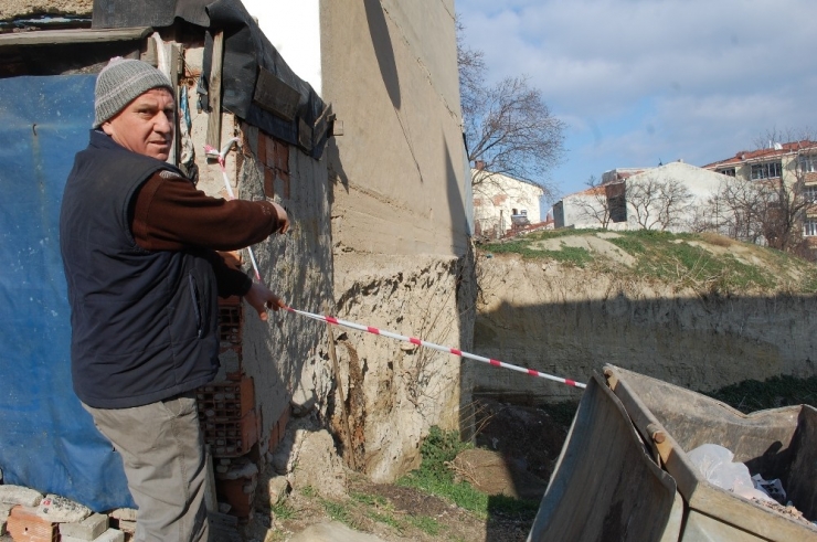 İnşaat Kazısı Bina Sakinlerini Korkutuyor