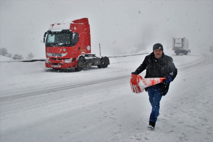 Tokat’ta Yoğun Kar Yağışı Ulaşımda Aksamalara Neden Oldu