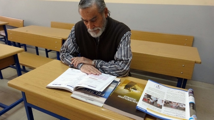 83 Yaşındaki Üniversite Öğrencisinin Okuma Azmi Hayran Bıraktı