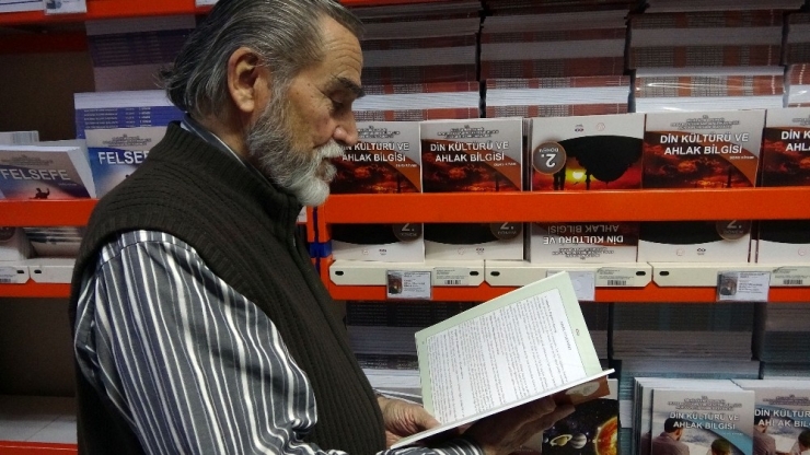 83 Yaşındaki Üniversite Öğrencisinin Okuma Azmi Hayran Bıraktı