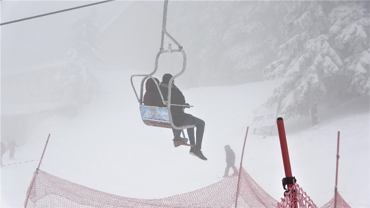 Uludağ’ı Sis Bastı, Pistler Vatandaşlara Kaldı