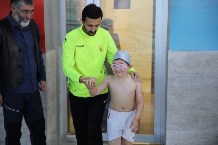 Ümraniye’de Özel Öğrencilere Özel Yüzme Eğitimi