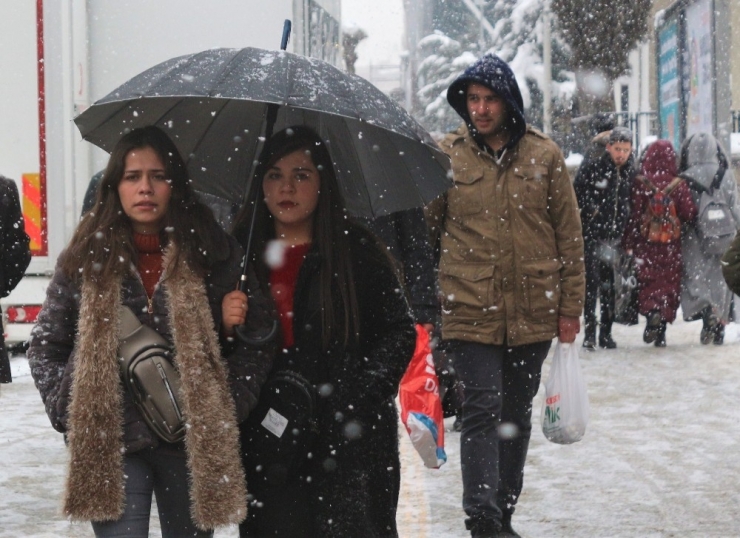 Van’da Yoğun Kar Yağışı