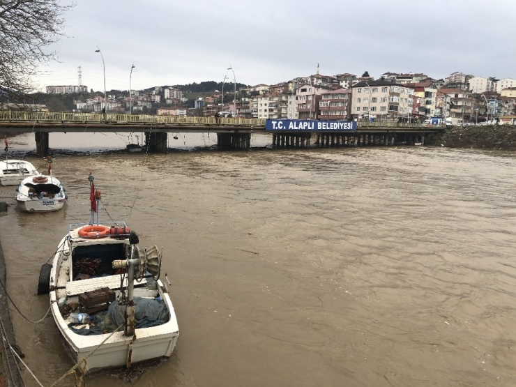 Alaplı Çayı’nın Ağzı Kapandı, İlçeyi Sel Korkusu Sardı